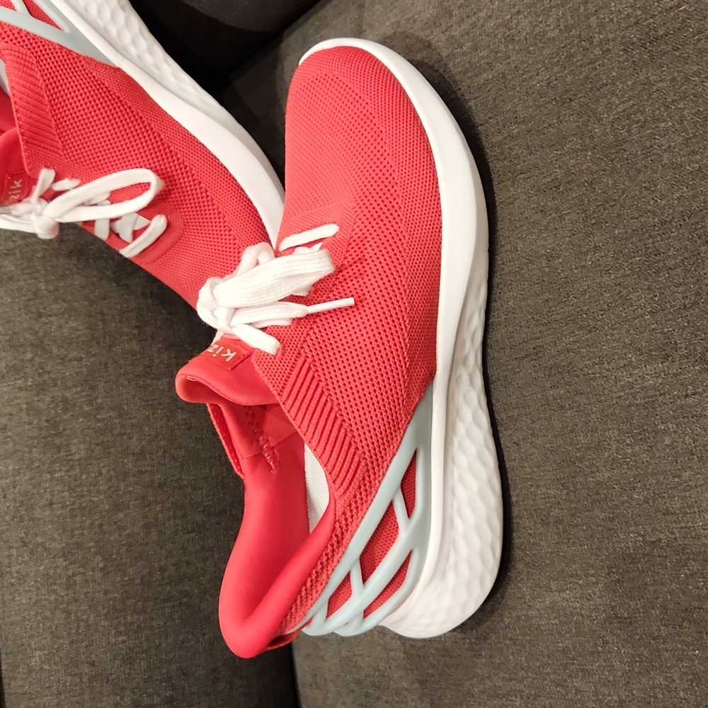 Kizik Pink hands free sneakers size 7.5 women's, Men's 6